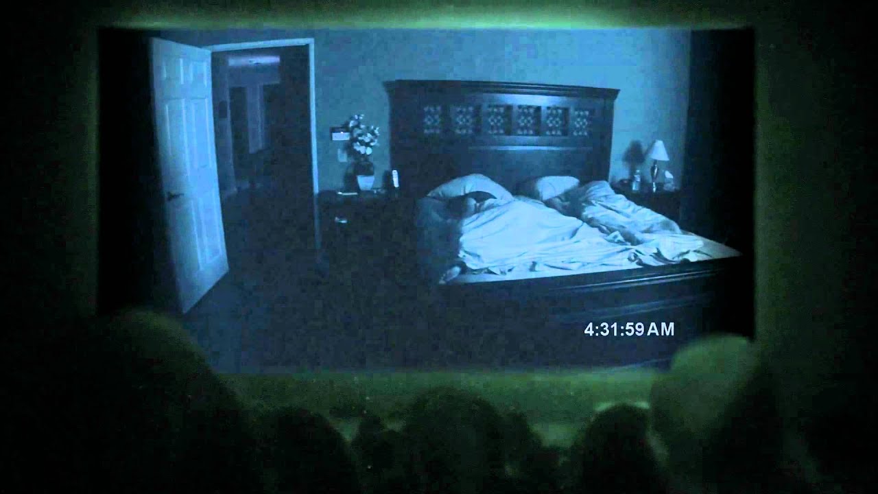 Una cámara doméstica registra una noche inquietante en Paranormal Activity