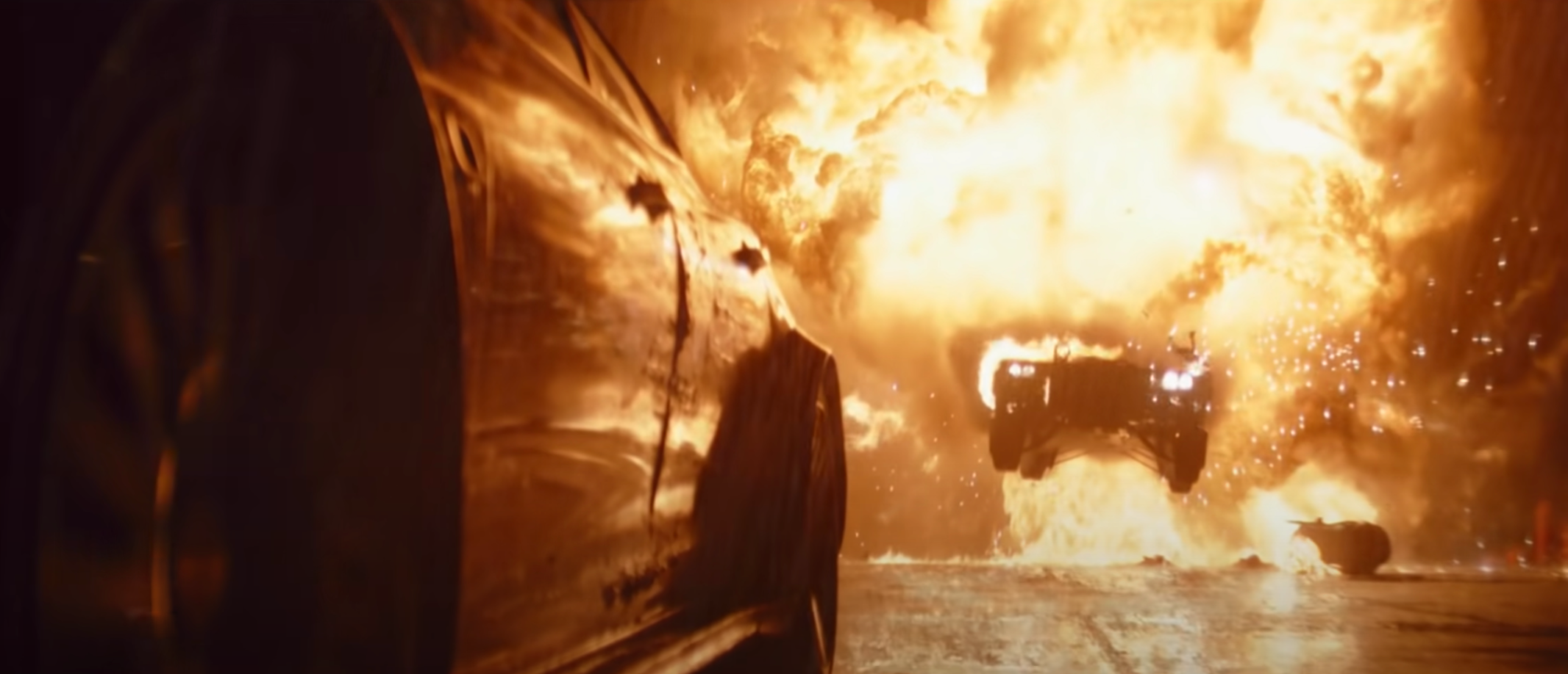 El Batmóvil en plena persecución de fuego en The Batman de Matt Reeves