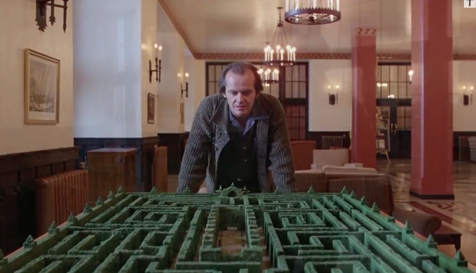 Jack Torrance observando la maqueta del laberinto del Hotel Overlook