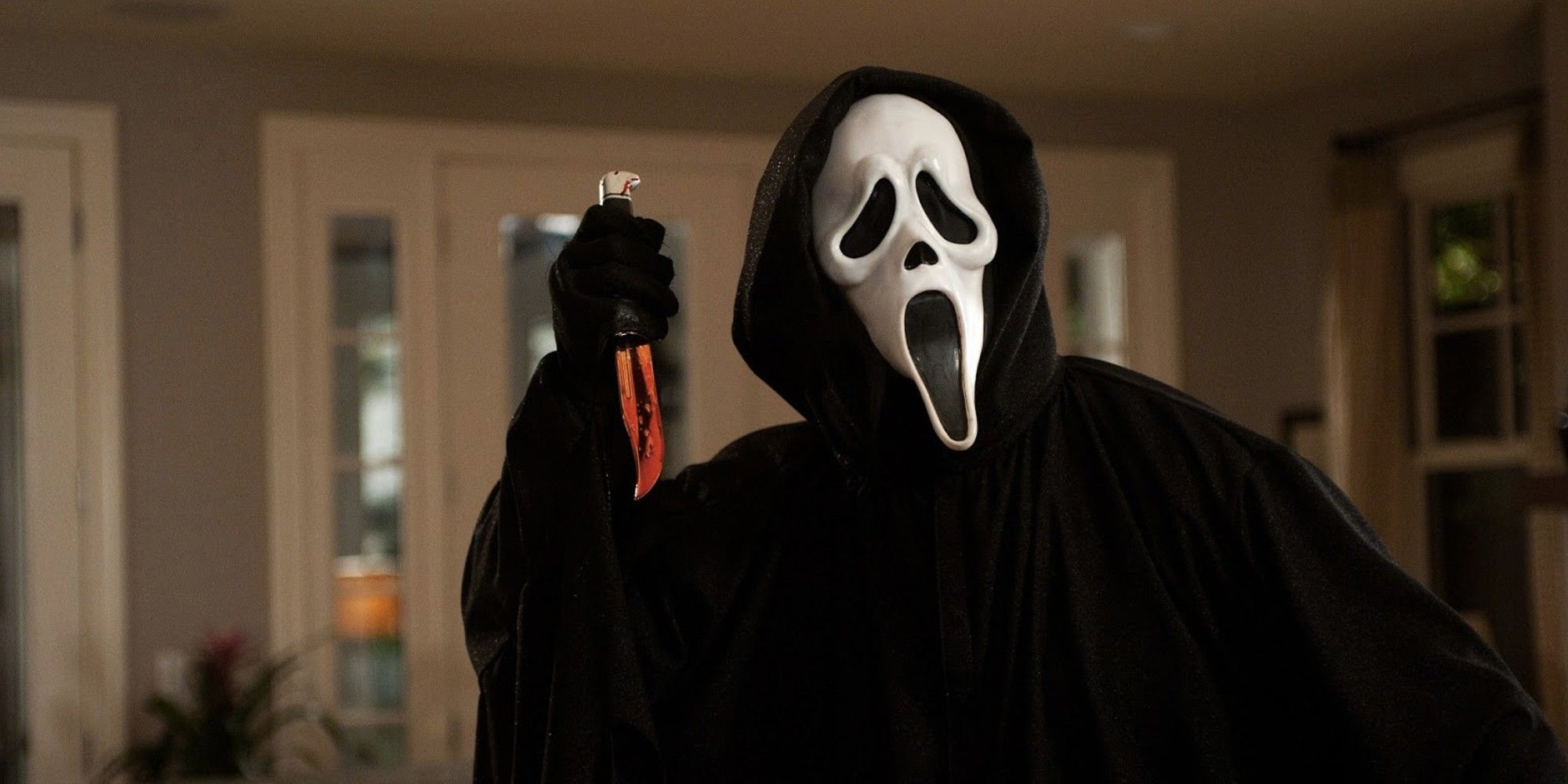 Ghostface en Scream con cuchillo ensangrentado